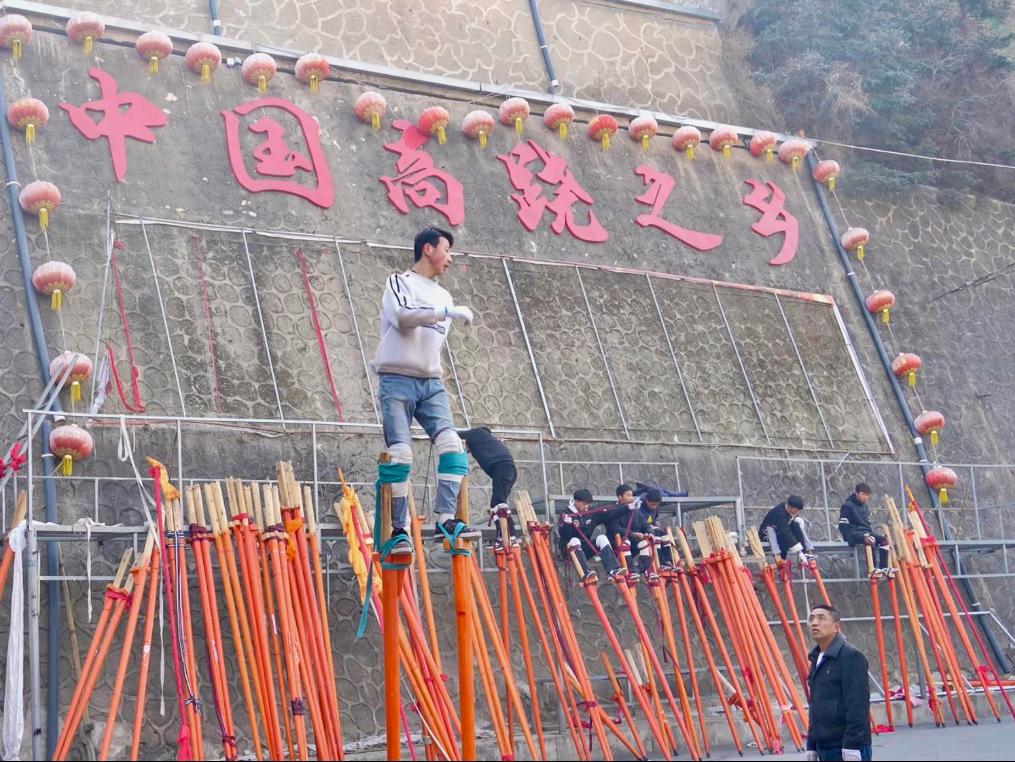 青海湟中：百年高跷焕新彩