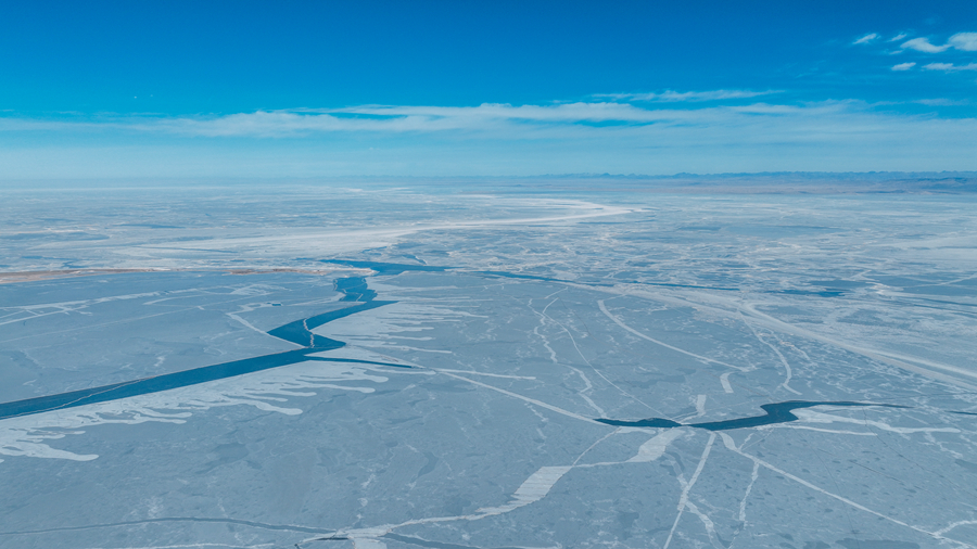 冰封“高原蓝宝石”